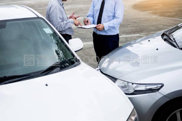保險代理人在檢查事故后的汽車索賠時,在剪貼板上寫上